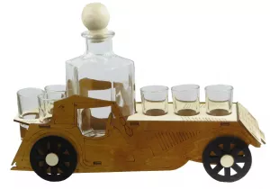 Dřevěný stojan s karafou a skleničkami – retro automobil