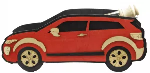 Dřevěný stojan s karafou a skleničkami – automobil