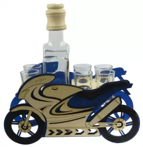 Dřevěný stojan s karafou a skleničkami – motorka