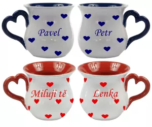 Šálek s uchem ve tvaru srdíčka a jménem na přání