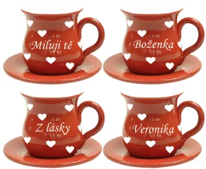 Červený šálek s podšálkem, se srdíčky a jménem na přání