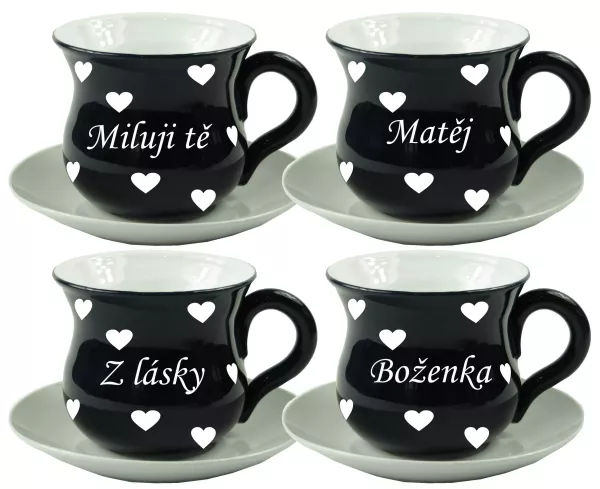 Modrý šálek s bílým podšálkem a jménem na přání