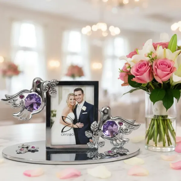 Postříbřený svatební fotorámeček s holubicemi a Swarovski krystaly