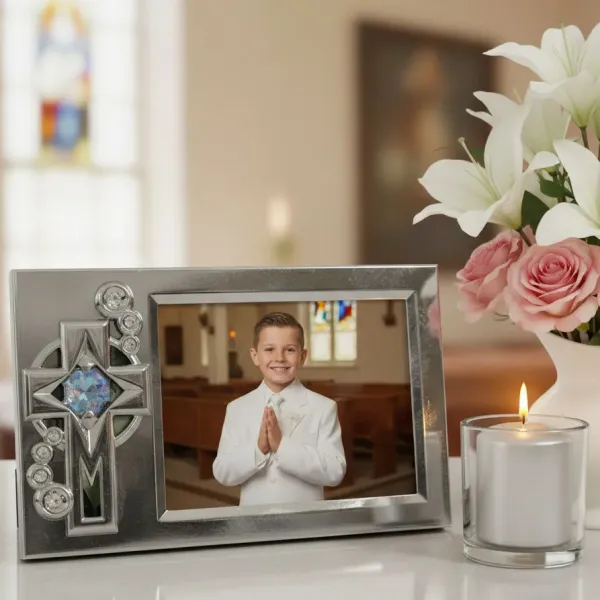 Postříbřený fotorámeček s křížem a modrým Swarovski krystalem