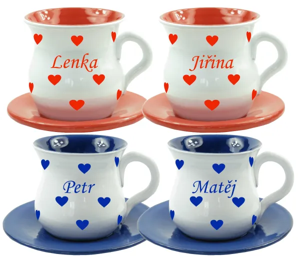 Šálek s podšálkem, se srdíčky a jménem na přání