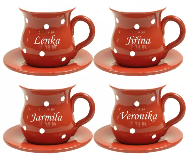 Červený šálek s podšálkem, tečkami a jménem na přání