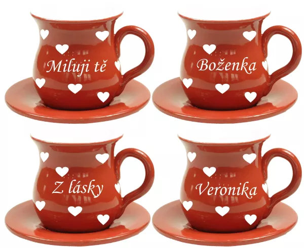 Červený šálek s podšálkem, se srdíčky a jménem na přání