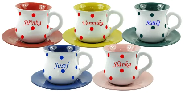 Šálek s podšálkem, tečkami a jménem na přání