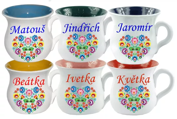 Šálek s folklórním srdíčkem a jménem na přání